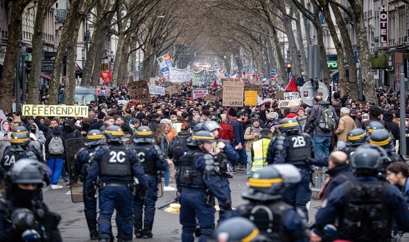   مصر اليوم - الشرطة الفرنسية تطلق الغاز المسيل للدموع على محتجين في ضواحي باريس
