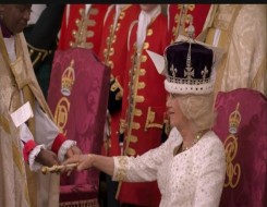   مصر اليوم - الملكة كاميلا تتألق بإطلالة ملكية فخمة من ديور