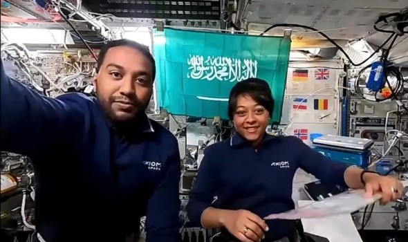   مصر اليوم - رائدا الفضاء السعوديان يجريان تجربة الطائرة الورقية الفضائية مع طلاب المدارس