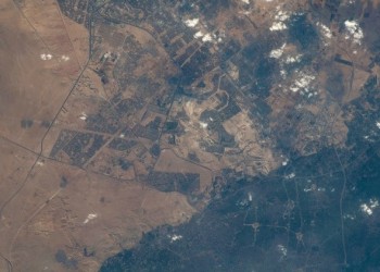   مصر اليوم - رائد الفضاء النيادي ينشر صور لمصر ويصبح أول عربي إماراتي يسير في الفضاء