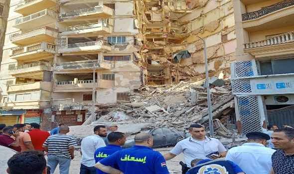   مصر اليوم - انهيار عقار مكون من 3 طوابق في الخليفة وانقاذ أحد الأشخاص من أسفل الأنقاض