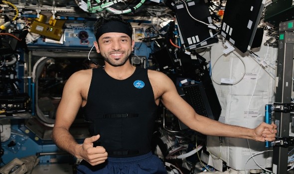   مصر اليوم - رائد الفضاء سلطان النيادي يحتفي بقناة السويس من المحطة الدولية