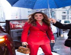   مصر اليوم - الملكة رانيا تتألق بالبدلة الكلاسيكية الحمراء