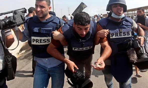   مصر اليوم - إصابة صحفي واستشهاد زوجته وأطفاله الثلاثة في قصف لحي التفاح بمدينة غزة