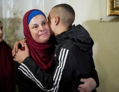  مصر اليوم - بعد 8 سنوات قضتها في السجون الإسرائيلية إسراء جعابيص في منزلها بحضن عائلتها