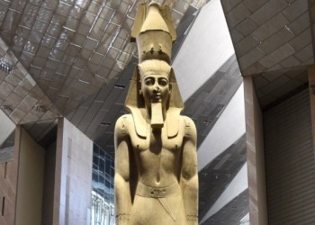   مصر اليوم - القناع الذهبي لتوت عنخ آمون يغادر متحف القاهرة إلى مقره الجديد في المتحف المصري الكبير