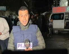   مصر اليوم - مراسل تلفزيون فلسطين عمر الداهودي يسقط أرضًا على الهواء