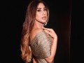   مصر اليوم - تألقي في عيد الحب بإطلالات الفساتين المعدنية البراقة