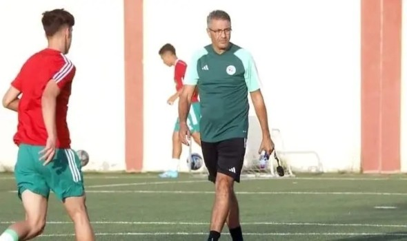 مدرب منتخب الجزائر يصفع لاعبيه أمام الجماهير