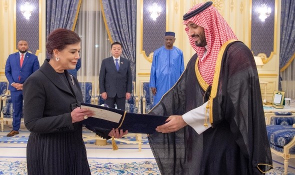   مصر اليوم - ولي العهد السعودي يستقبل صفية السهيل و يقبل إعتمادها كسفير فوق العادة لبغداد في المملكة