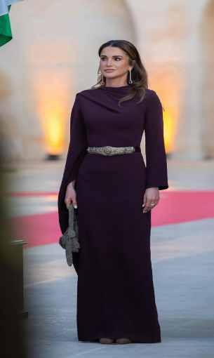   مصر اليوم - إطلالات الملكة رانيا في المناسبات الوطنية تجمع بين الأناقة والتراث