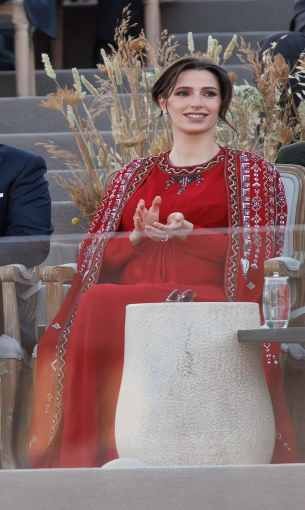   مصر اليوم - الأميرة رجوة بإطلالة ساحرة في احتفالات اليوبيل الفضي لتولي الملك عبدالله الحكم