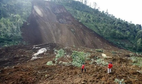   مصر اليوم - مصرع 18 شخصا وفقد العشرات في انهيارات أرضية مدمرة بجاوة الوسطى الإندونيسية