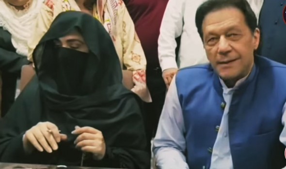 السجن 17 عامًا لعمران خان وزوجته في قضية فساد وهدايا الدولة