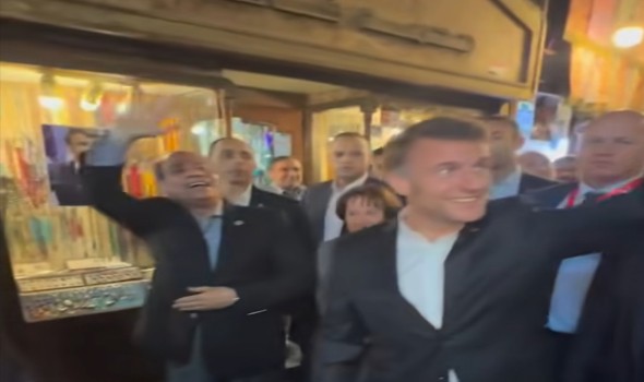   مصر اليوم - الرئيس السيسي يصطحب ماكرون في جولة ليلية في خان الخليلي وسط ترحيب شعبي وتفاعل كبير عبر المنصات الاجتماعية