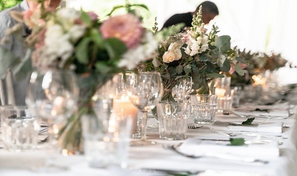   مصر اليوم - أفكار أنيقة لاستخدام الشمعدانات في ديكور حفلات الزفاف لإضفاء أجواء راقية ودافئة