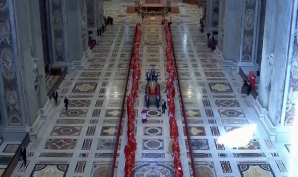   مصر اليوم - روما تشهد جنازة تاريخية للبابا فرنسيس بحضور قادة العالم وآلاف المشيعين في وداع مهيب من الفاتيكان إلى مثواه الأخير