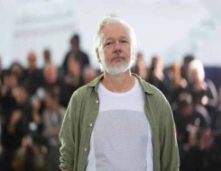 مصر اليوم - جوليان أسانج يظهر في مهرجان كان بقميص يحمل أسماء آلاف الأطفال الفلسطينيين القتلى في غزة