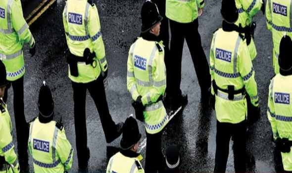   مصر اليوم - اعتقال رجل بعد صدم سيارة لحشد خلال موكب احتفال نادي ليفربول وسط تحذيرات من التكهنات