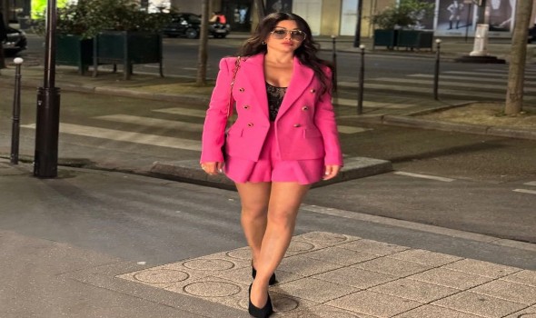   مصر اليوم - أفكار مختلفة لارتداء اللون الوردي في الصيف