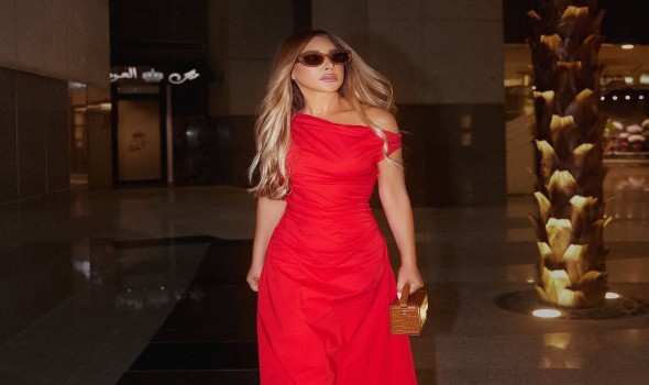   مصر اليوم - الأحمر المرجاني اللون الأنسب لجميع ألوان البشرة في صيف 2025