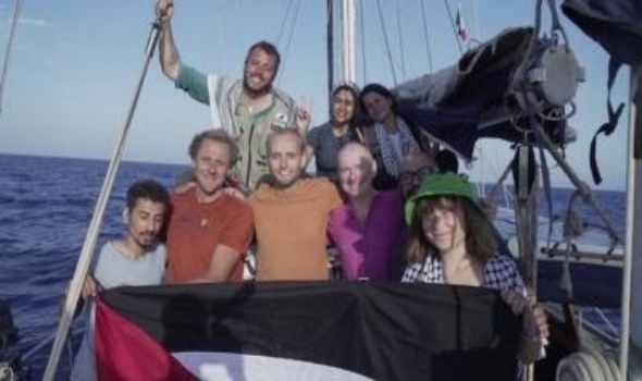   مصر اليوم - 5 زوارق إسرائيلية تسيطر على السفينة مادلينإستعداداً لترحيل  ركابها