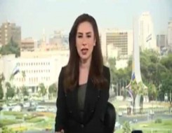   مصر اليوم - مذيعة تلفزيون سوريا تغادر الاستوديو اثناء الغارات الاسرائيلية على مقر وزارة الدفاع بدمشق