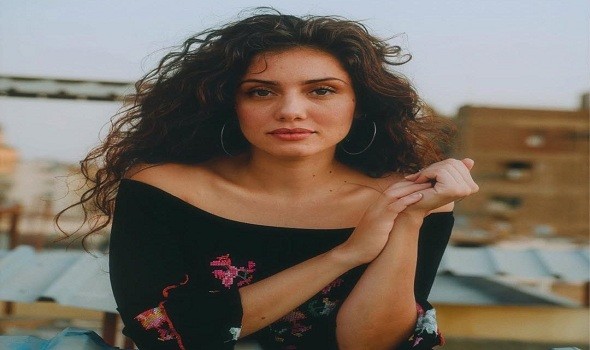   مصر اليوم - جيهان الشماشرجي أمام المحكمة في قضية اتهامات بالسرقة بالإكراه والاعتداء بمطرقة