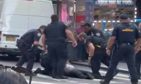   مصر اليوم - مسلح يطلق النار في مانهاتن ويقتل خمسة بينهم شرطي في نيويورك