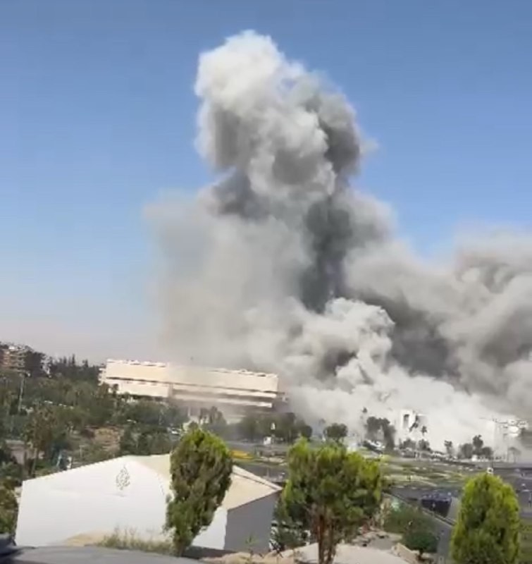   مصر اليوم - إسرائيل تقصف مواقع استراتيجية في دمشق بينها القصر الرئاسي وهيئة الأركان وسط تصعيد غير مسبوق