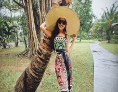   مصر اليوم - القبعة أكسسوار النجمات المفضل في أيام الصيف وأناقة البحر لا تكتمل بدونه