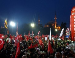   مصر اليوم - احتجاجات قرب مقر حزب الشعب الجمهوري في إسطنبول وحجب مواقع التواصل في تركيا