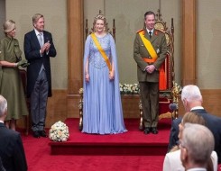 مصر اليوم - الدوقة الكبرى للوكسمبورغ تتألق بإطلالة ملكية من توقيع إيلي صعب في حفل اعتلاء العرش