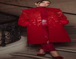   مصر اليوم - درّة تتألق بالأحمر بإطلالات خريفية تمزج بين الفخامة والأنوثة