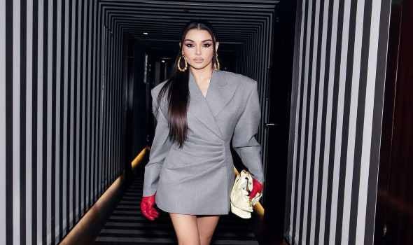   مصر اليوم - فستان البليزر القصير يخطف أنظار نجمات خريف 2025