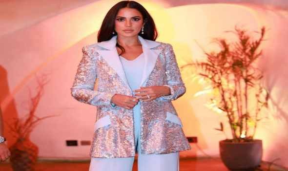   مصر اليوم - البدلة الرسمية تفرض حضورها بقوة على السجادة الحمراء وتتجاوز فساتين السهرة في الأناقة والجاذبية