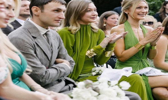   مصر اليوم - جيجي وبيلا حديد تخطفان الأنظار في زفاف شقيقتهما ألانا بإطلالات خضراء راقية