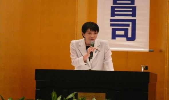   مصر اليوم - رئيسة وزراء اليابان تشكو تأثير قلة النوم على بشرتها وسط جدل واسع في البرلمان