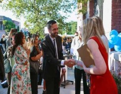   مصر اليوم - الديمقراطيون يحققون فوزاً واسعاً في الانتخابات المحلية ويكبدون الجمهوريين أول خسارة في ولاية ترمب الثانية