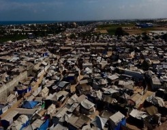 مصر اليوم - تلامذة غزة يستأنفون الدراسة تحت الخيام وسط الدمار