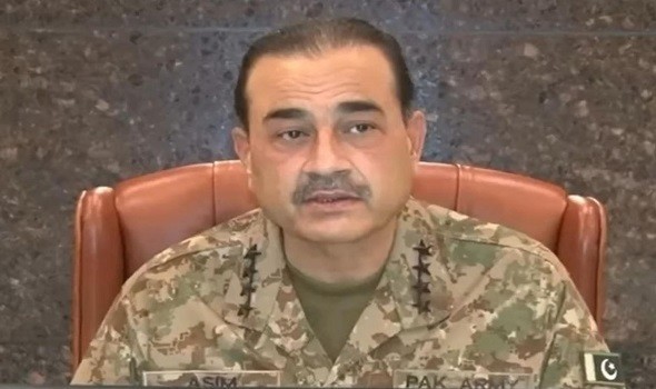 الأمير خالد بن سلمان يقلد قائد الجيش الباكستاني وسام الملك عبد العزيز