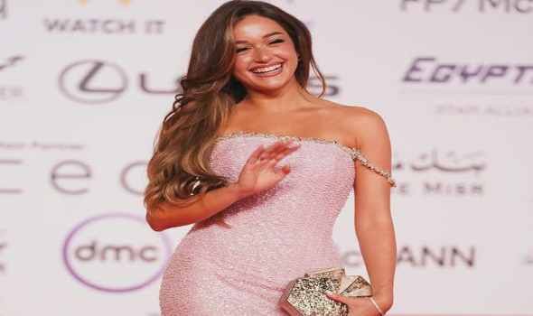 مصر اليوم - فساتين سهرة بتصاميم متنوعة وألوان راقية تستلهم منها الشابات إطلالات أنيقة للمناسبات