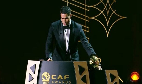   مصر اليوم - حكيمي يتسلم جائزة أفضل لاعب أفريقي وهو على السكوتر