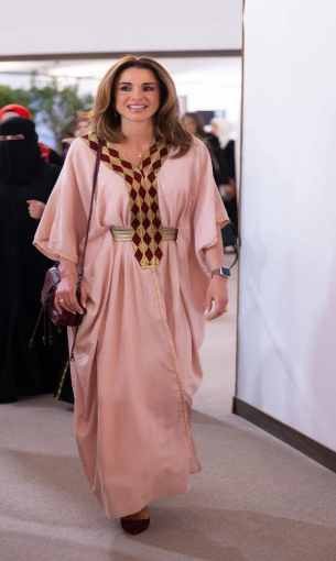   مصر اليوم - العبايات بحضور لافت في أناقة الملكة رانيا