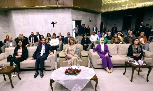   مصر اليوم - السيدة الاولى تعتبر الازياء العراقية تجسيد للهوية الوطنية والتراث الشعبي