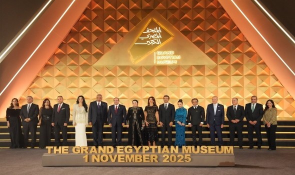   مصر اليوم - الرئيس السيسي يلتقط صورة تذكارية خلال حفل افتتاح المتحف المصري الكبير