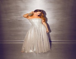   مصر اليوم - بريق اللون الفضي يسطع على إطلالات النجمات في بداية عام 2026