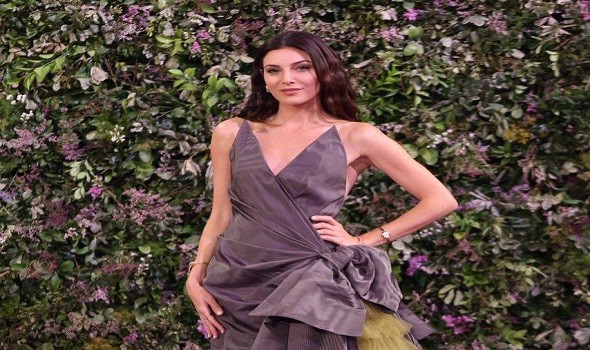   مصر اليوم - في ذكرى ميلاد كريستيان ديور إطلالات النجمات تتألق بتوقيع الدار الفرنسية