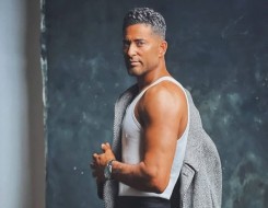   مصر اليوم - عمرو سعد يوقف التصوير في الشارع بعد التفاف الجمهور حوله