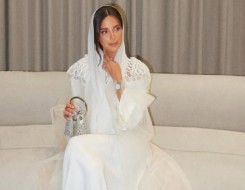   مصر اليوم - 6 تنسيقات عصرية باللون الأبيض للمحجبات لإطلالة أنيقة في المناسبات